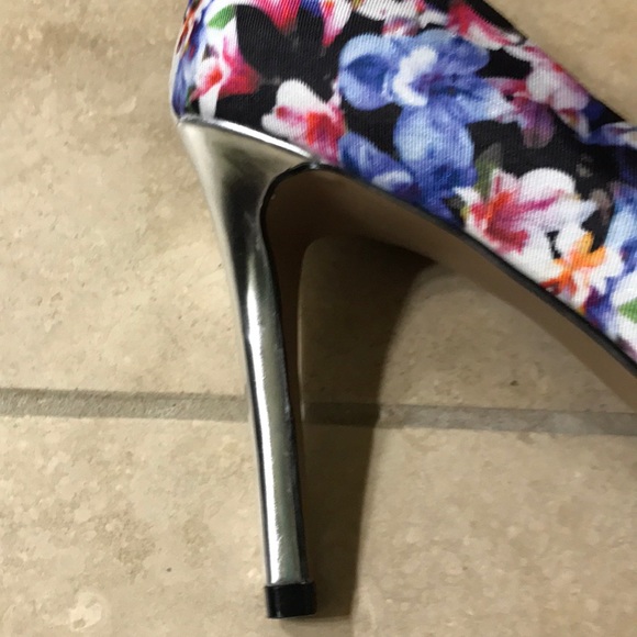 Kohl’s Woman's Floral Heels- New - Picture 4 of 6